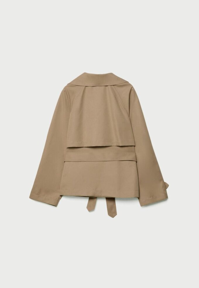 Kort, flödande trenchcoat med bälte