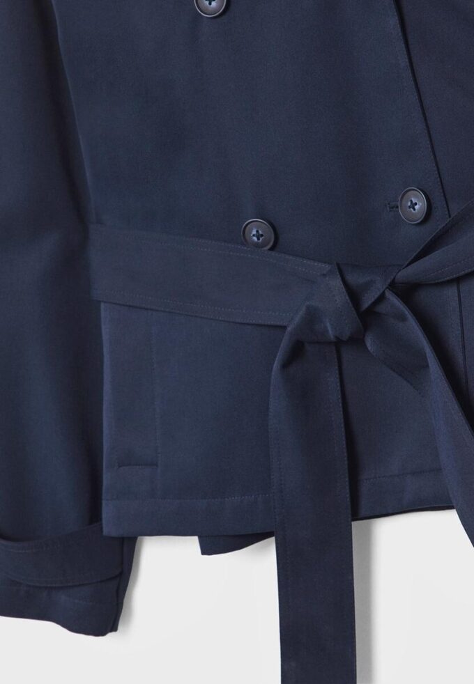 Kort, flödande trenchcoat med bälte Kort, flödande trenchcoat med bälte