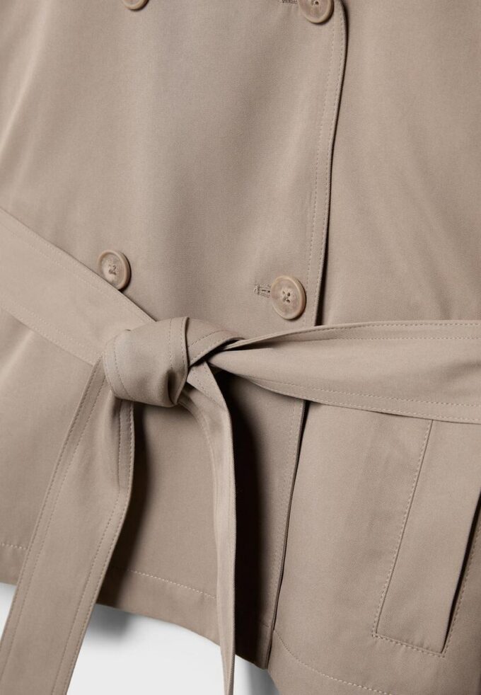 Kort, flödande trenchcoat med bälte