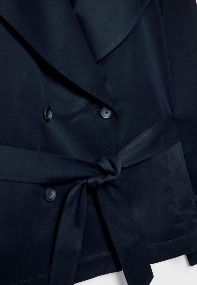 Kort, flödande trenchcoat med bälte