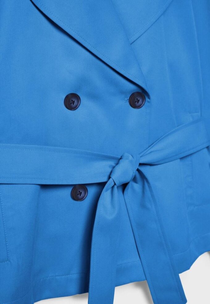 Kort, flödande trenchcoat med bälte