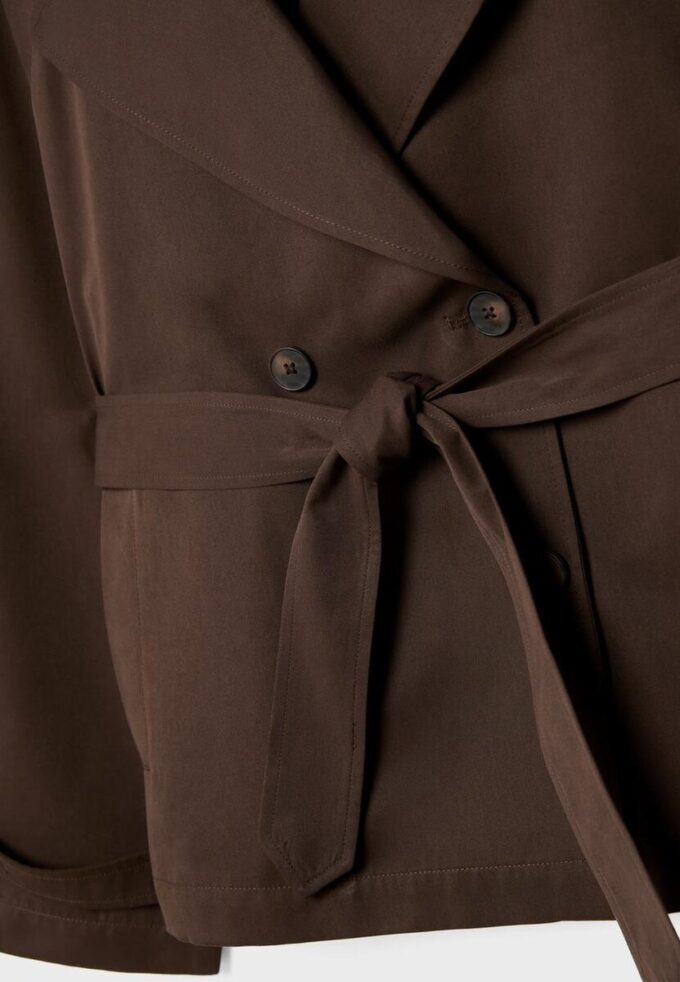 Kort, flödande trenchcoat med bälte