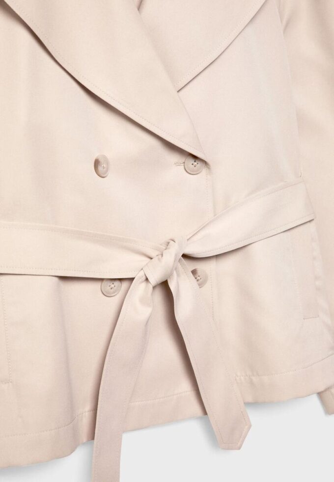 Kort, flödande trenchcoat med bälte