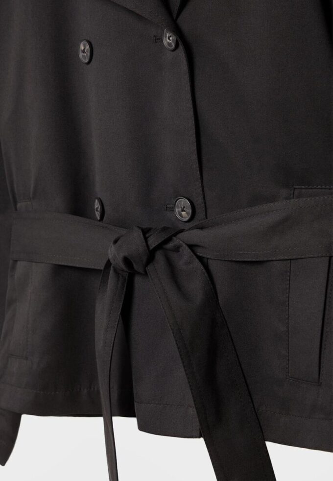 Kort, flödande trenchcoat med bälte Kort, flödande trenchcoat med bälte