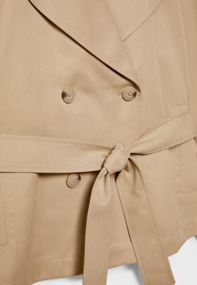 Kort, flödande trenchcoat med bälte