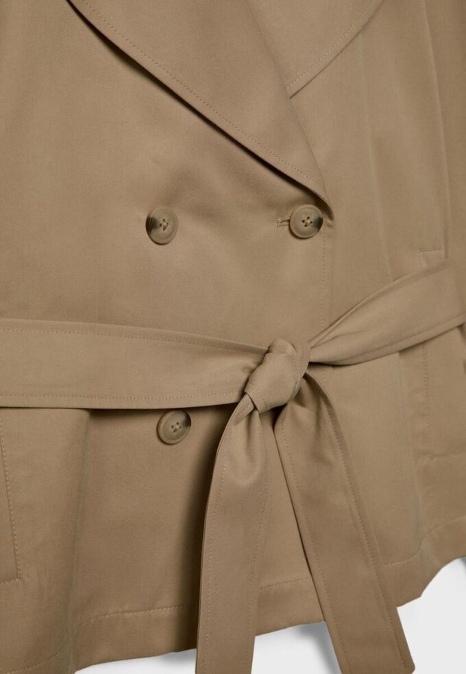 Kort, flödande trenchcoat med bälte