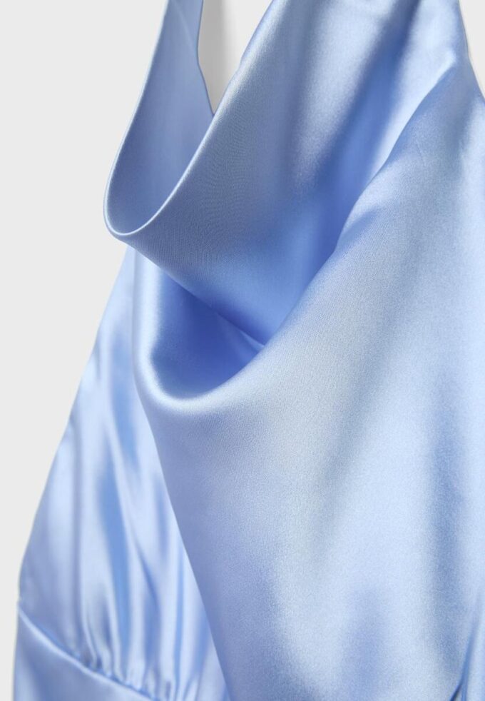 Kort satin-klänning med halterneck