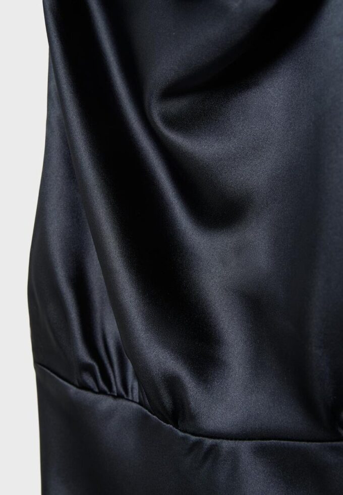 Kort satin-klänning med halterneck