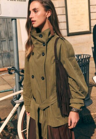 Kort trenchcoat med hög hals