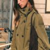 Kort trenchcoat med hög hals Kort trenchcoat med hög hals