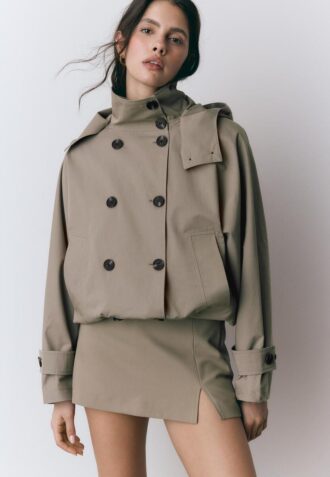 Kort trenchcoat med puffärmar och avtagbar huva
