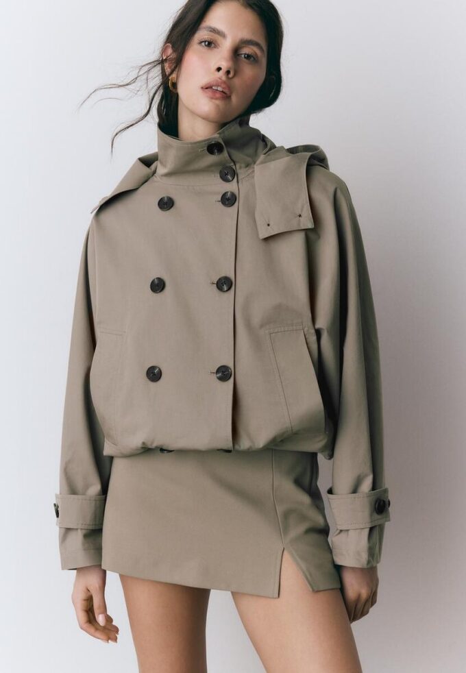 Kort trenchcoat med puffärmar och avtagbar huva