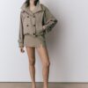 Kort trenchcoat med puffärmar och avtagbar huva