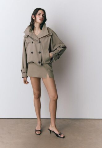 Kort trenchcoat med puffärmar och avtagbar huva