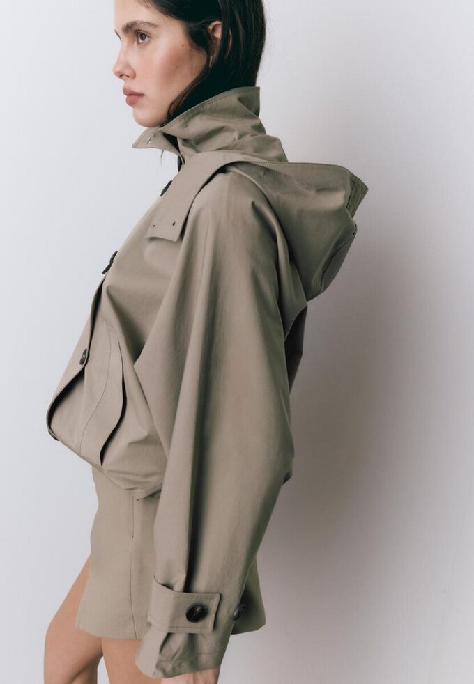 Kort trenchcoat med puffärmar och avtagbar huva