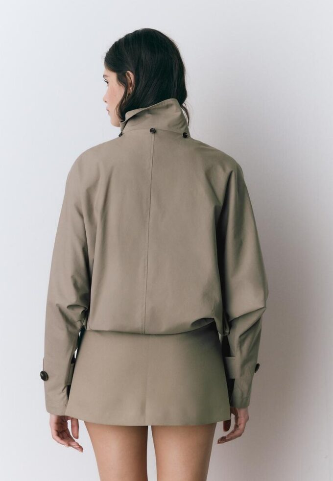 Kort trenchcoat med puffärmar och avtagbar huva
