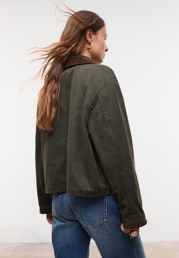 Kort vaxad parkas i kontrastfärger Kort vaxad parkas i kontrastfärger