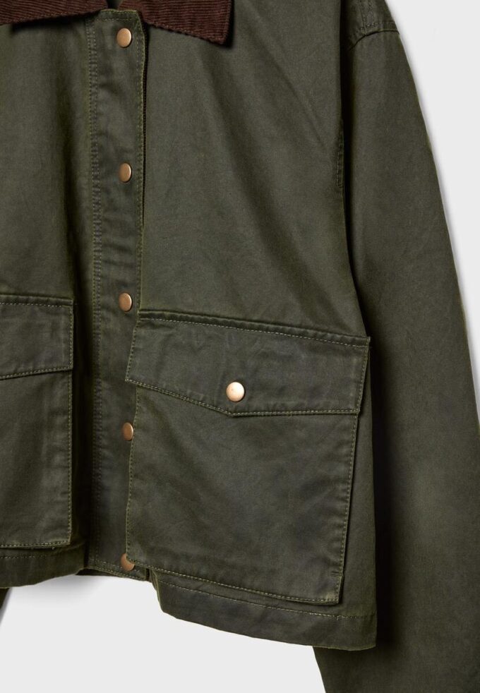 Kort vaxad parkas i kontrastfärger Kort vaxad parkas i kontrastfärger