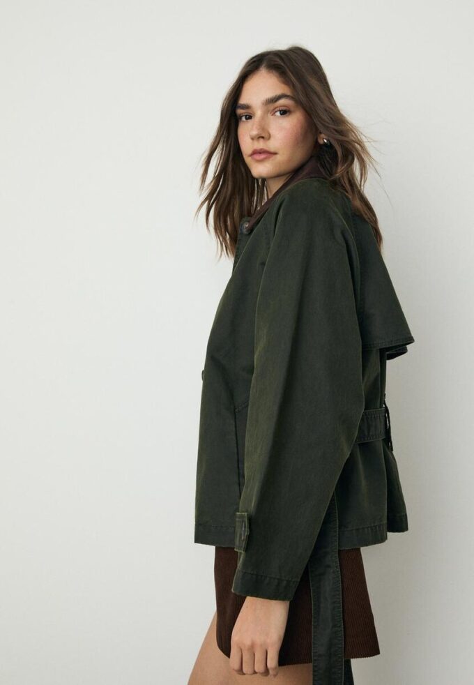 Kort vaxat trenchcoat med bälte Kort vaxat trenchcoat med bälte