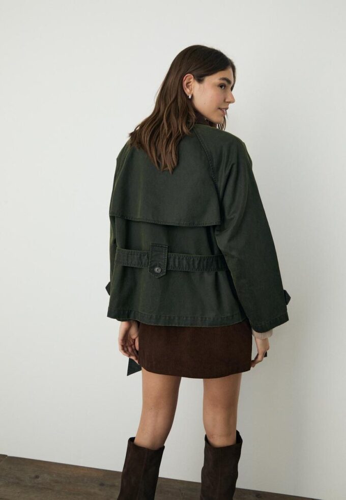 Kort vaxat trenchcoat med bälte Kort vaxat trenchcoat med bälte