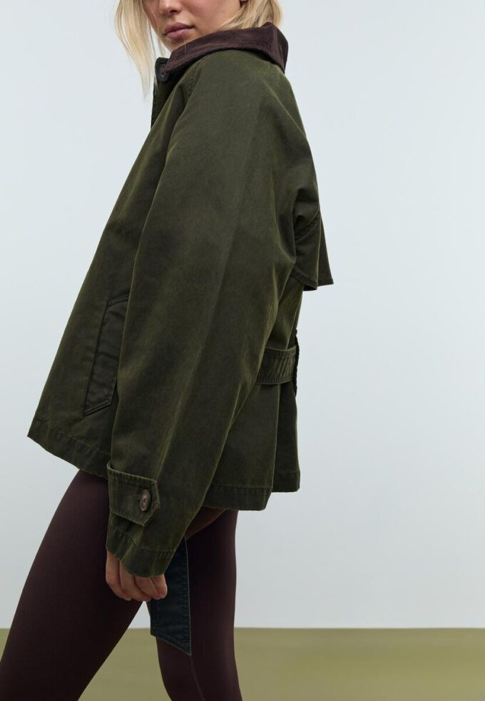 Kort vaxat trenchcoat med bälte Kort vaxat trenchcoat med bälte