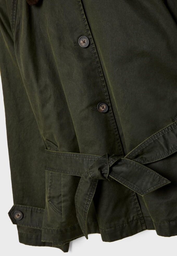 Kort vaxat trenchcoat med bälte Kort vaxat trenchcoat med bälte