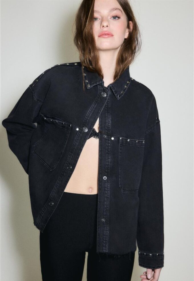 Kort över skjorta i denim med nitar Kort över skjorta i denim med nitar