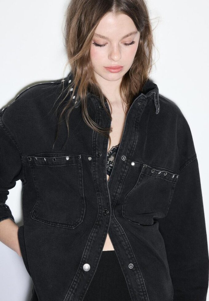 Kort över skjorta i denim med nitar Kort över skjorta i denim med nitar