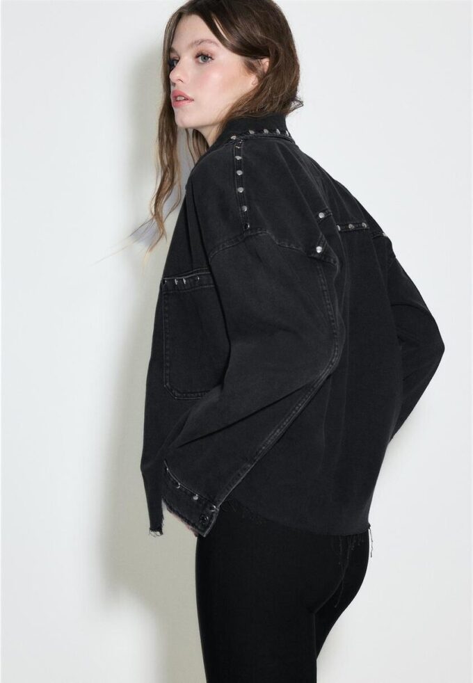 Kort över skjorta i denim med nitar Kort över skjorta i denim med nitar