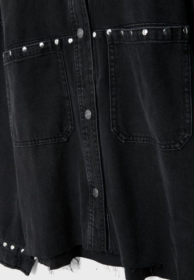 Kort över skjorta i denim med nitar Kort över skjorta i denim med nitar