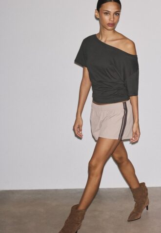 Kortärmad T-shirt med båthals och rynkningar