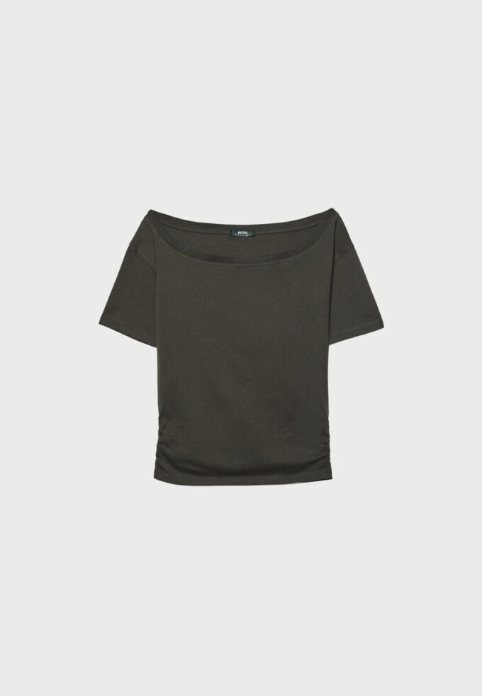 Kortärmad T-shirt med båthals och rynkningar