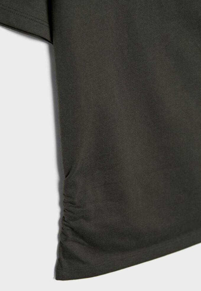 Kortärmad T-shirt med båthals och rynkningar