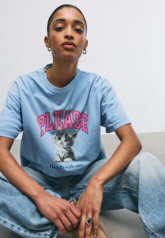 Kortärmad T-shirt med tryck och applikation