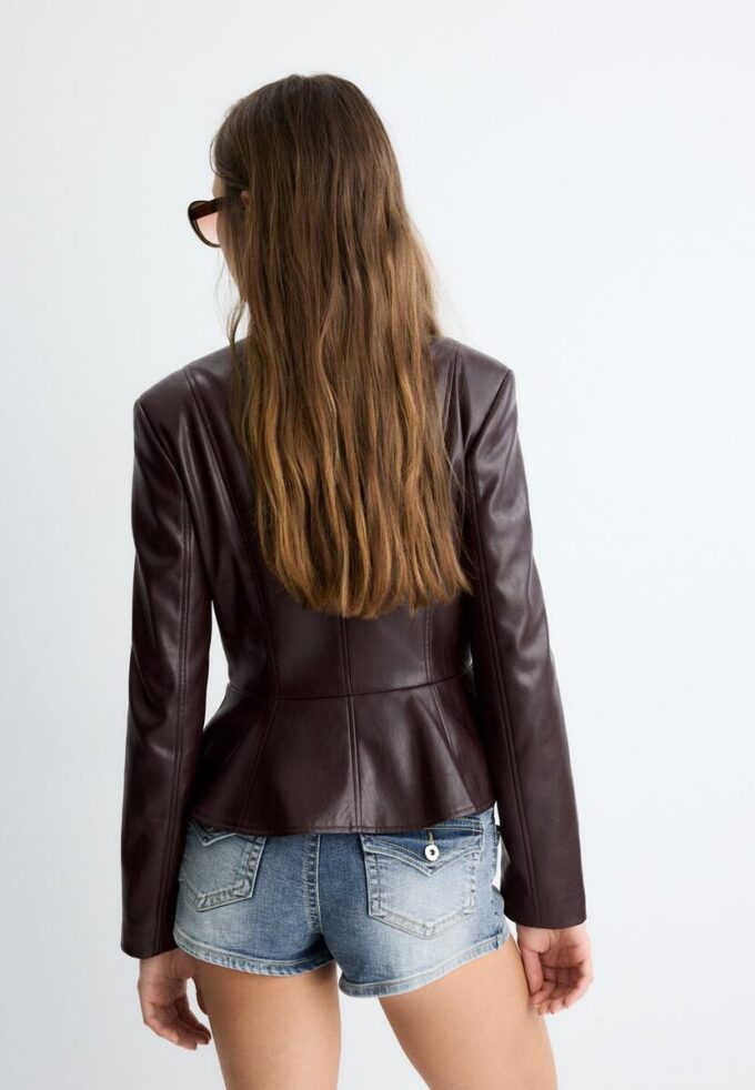 Kraglös kavaj med peplum i skinnlook