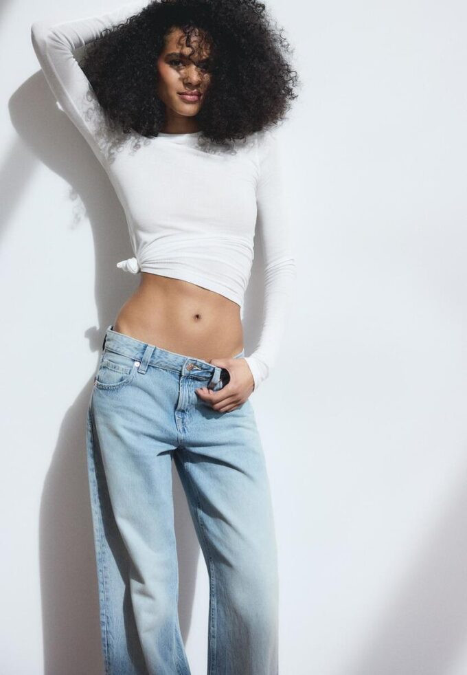 Lågmidjade jeans med Wide Leg och stjärndetalj Lågmidjade jeans med Wide Leg och stjärndetalj