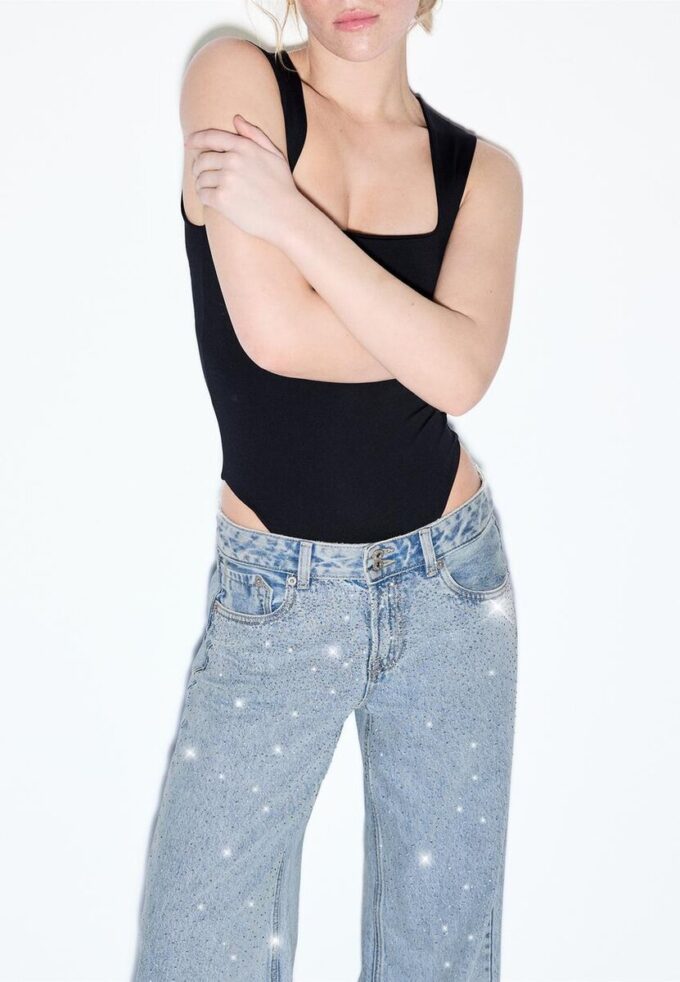 Lågmidjade jeans med Wide Leg och strass Lågmidjade jeans med Wide Leg och strass