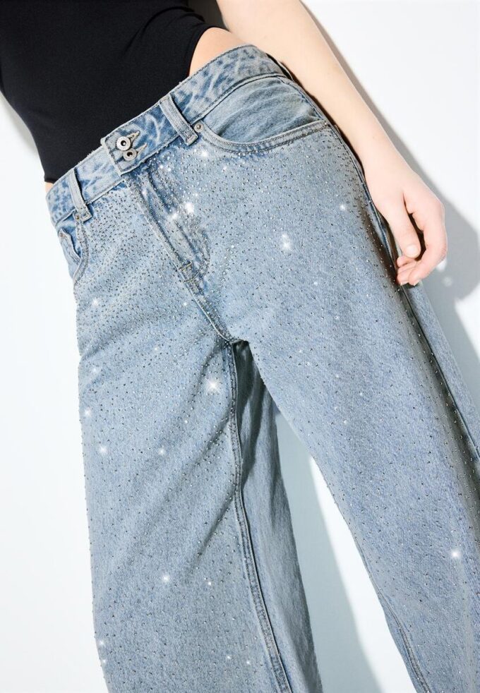 Lågmidjade jeans med Wide Leg och strass Lågmidjade jeans med Wide Leg och strass