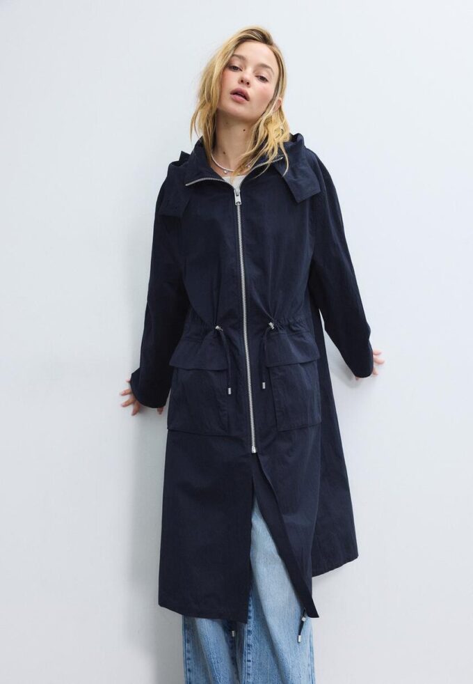Lång, flödande parkas Lång, flödande parkas