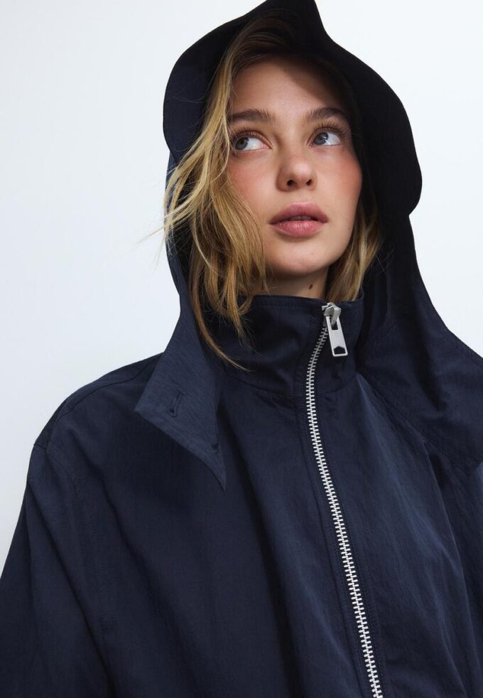 Lång, flödande parkas Lång, flödande parkas