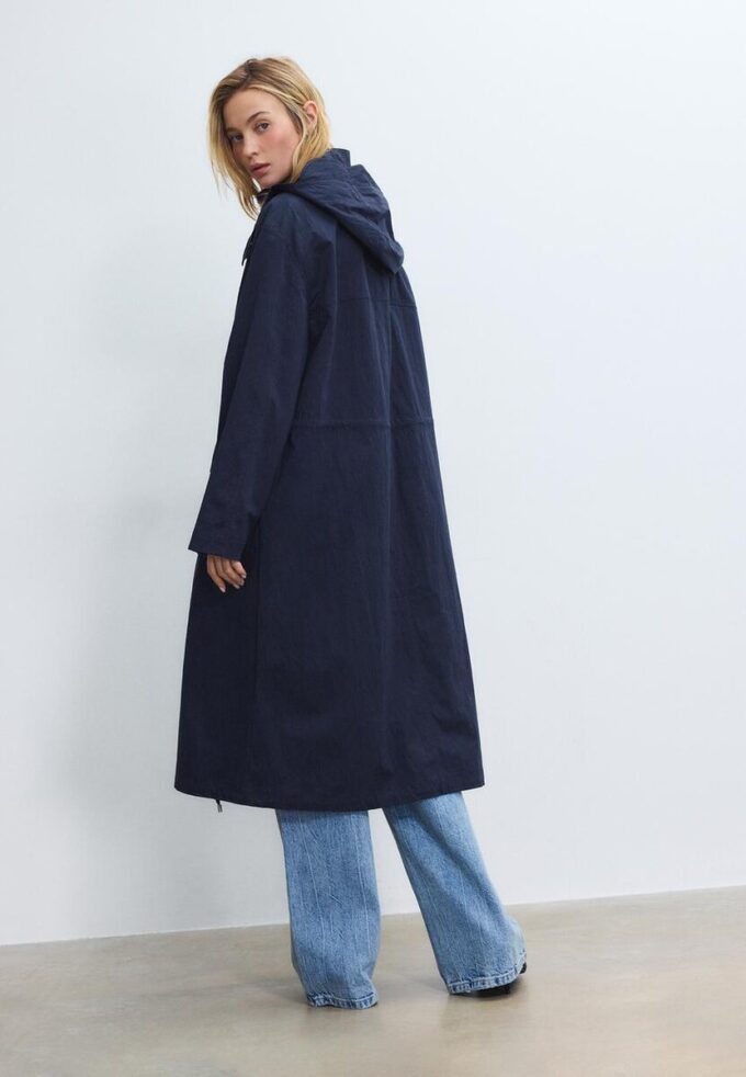 Lång, flödande parkas Lång, flödande parkas