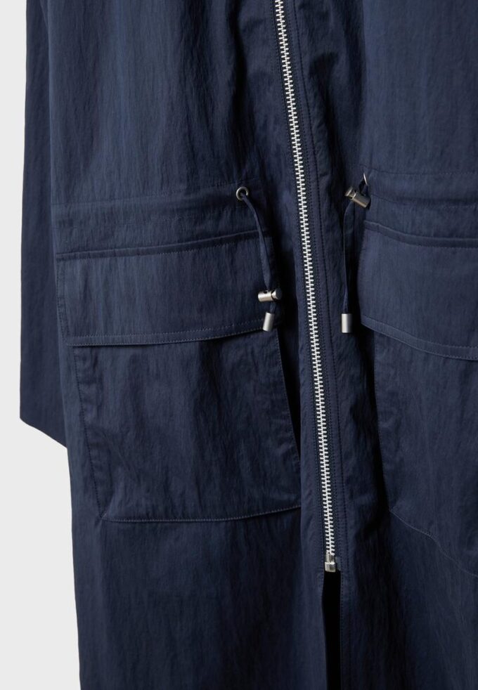 Lång, flödande parkas Lång, flödande parkas