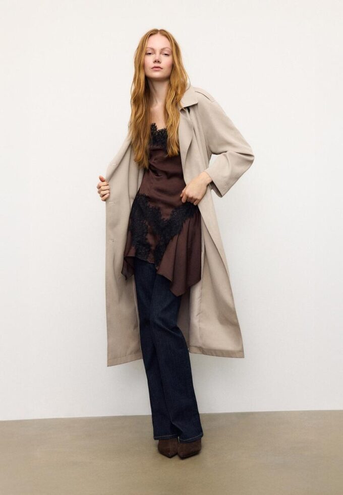 Lång, flödande trenchcoat Lång, flödande trenchcoat