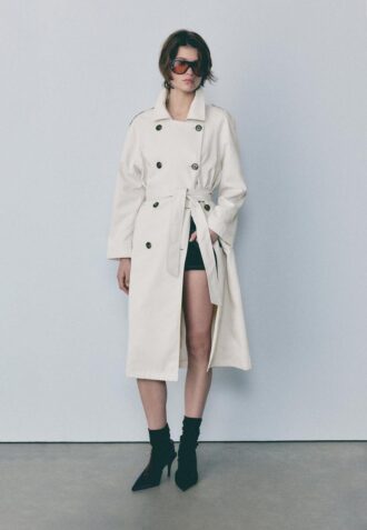 Lång, flödande trenchcoat