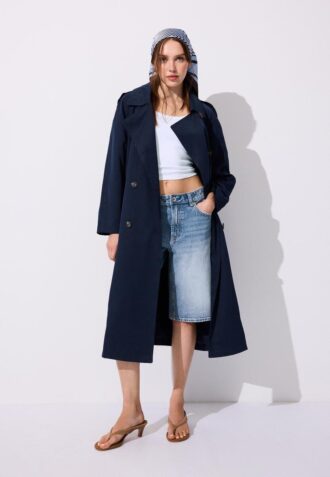 Lång, flödande trenchcoat