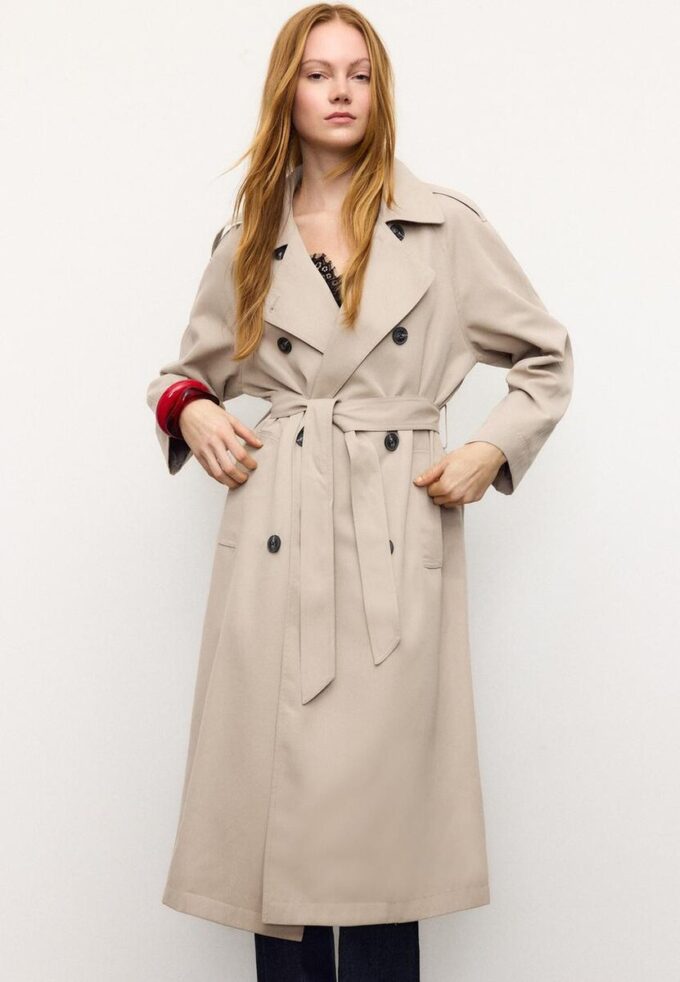 Lång, flödande trenchcoat Lång, flödande trenchcoat