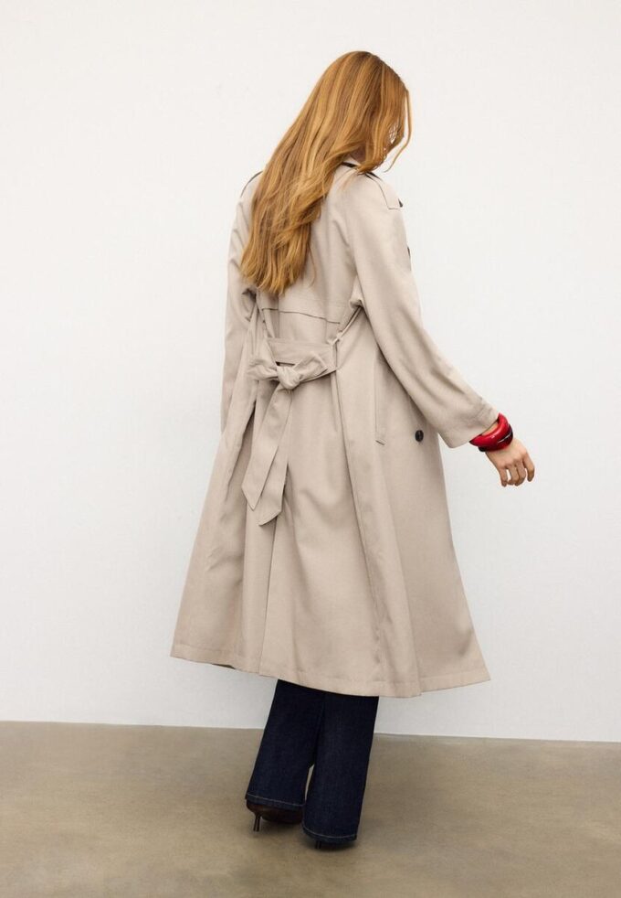 Lång, flödande trenchcoat Lång, flödande trenchcoat