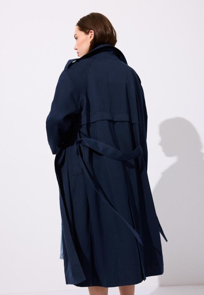 Lång, flödande trenchcoat Lång, flödande trenchcoat