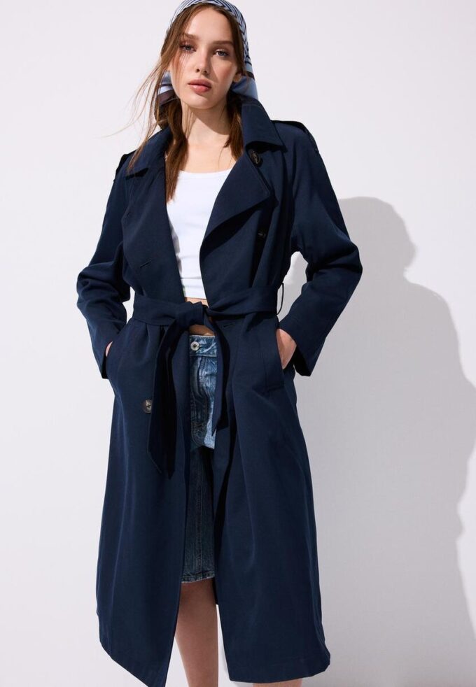 Lång, flödande trenchcoat Lång, flödande trenchcoat