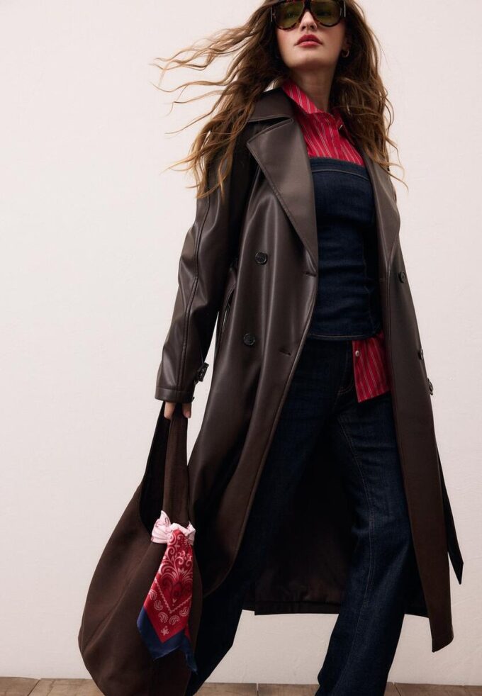 Lång trenchcoat i imitationsskinn Lång trenchcoat i imitationsskinn